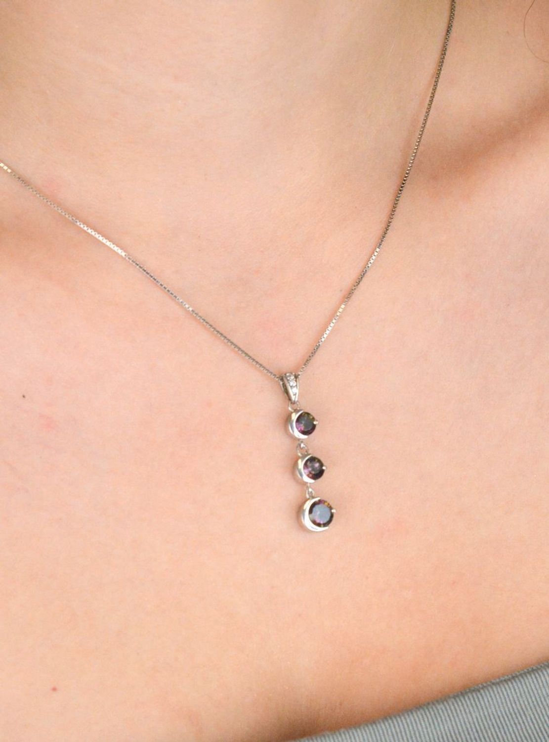 Delikatny naszyjnik ze srebra próby 925 z zawieszką z trzema cyrkoniami w odcieniach fioletu i zieleni. Kobiecy i elegancki dodatek na każdą okazję. Sprawdź model DIA-NSZ-13602-925.1.jpg