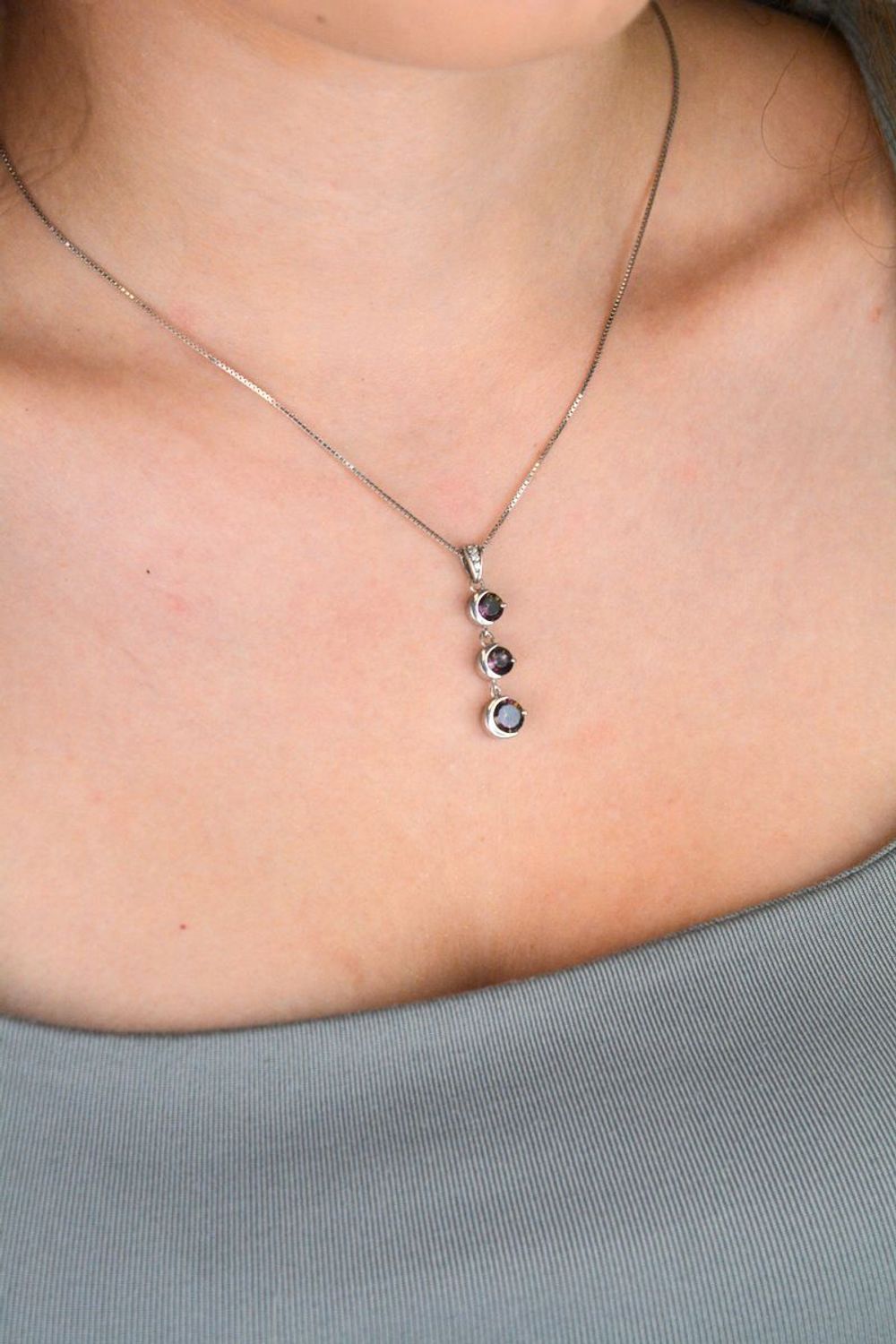 Delikatny naszyjnik ze srebra próby 925 z zawieszką z trzema cyrkoniami w odcieniach fioletu i zieleni. Kobiecy i elegancki dodatek na każdą okazję. Sprawdź model DIA-NSZ-13602-925.1.jpg