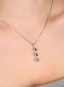 Delikatny naszyjnik ze srebra próby 925 z zawieszką z trzema cyrkoniami w odcieniach fioletu i zieleni. Kobiecy i elegancki dodatek na każdą okazję. Sprawdź model DIA-NSZ-13602-925 (6).JPG