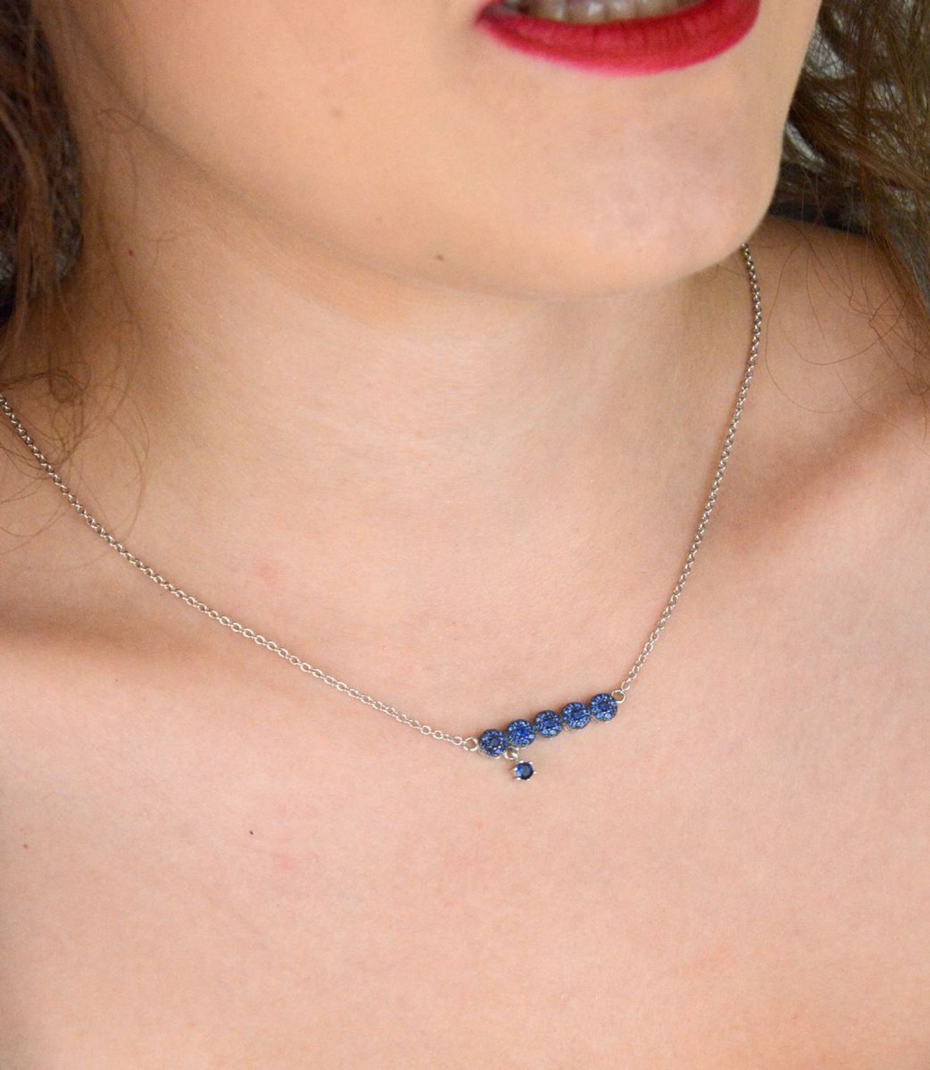 Naszyjnik srebrny próby 925 ozdobiony pięcioma kółeczkami z granatowymi cyrkoniami. Długość 40+5 cm. Stylowy, kobiecy i idealny na prezent.1.jpg