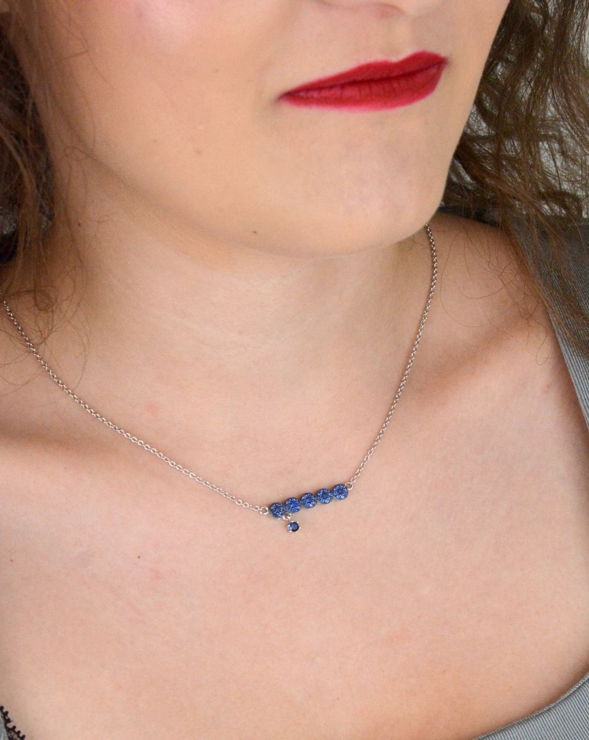 Naszyjnik srebrny próby 925 ozdobiony pięcioma kółeczkami z granatowymi cyrkoniami. Długość 40+5 cm. Stylowy, kobiecy i idealny na prezent.1.jpg