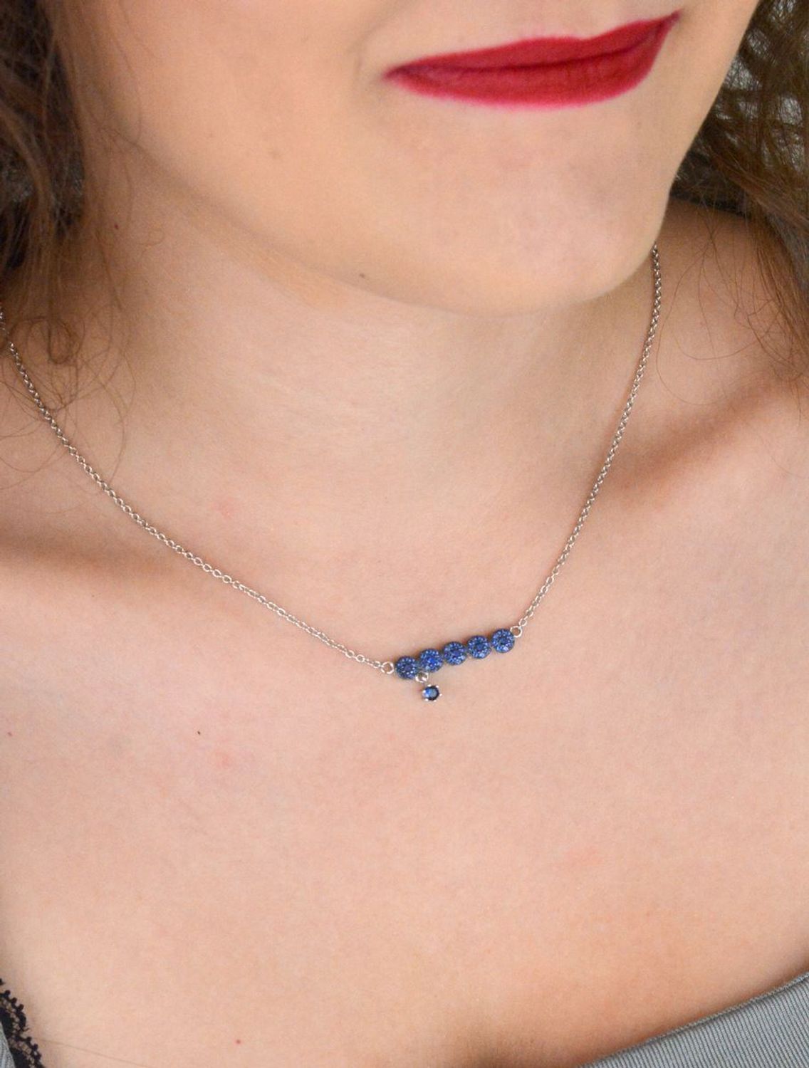 Naszyjnik srebrny próby 925 ozdobiony pięcioma kółeczkami z granatowymi cyrkoniami. Długość 40+5 cm. Stylowy, kobiecy i idealny na prezent.1.jpg