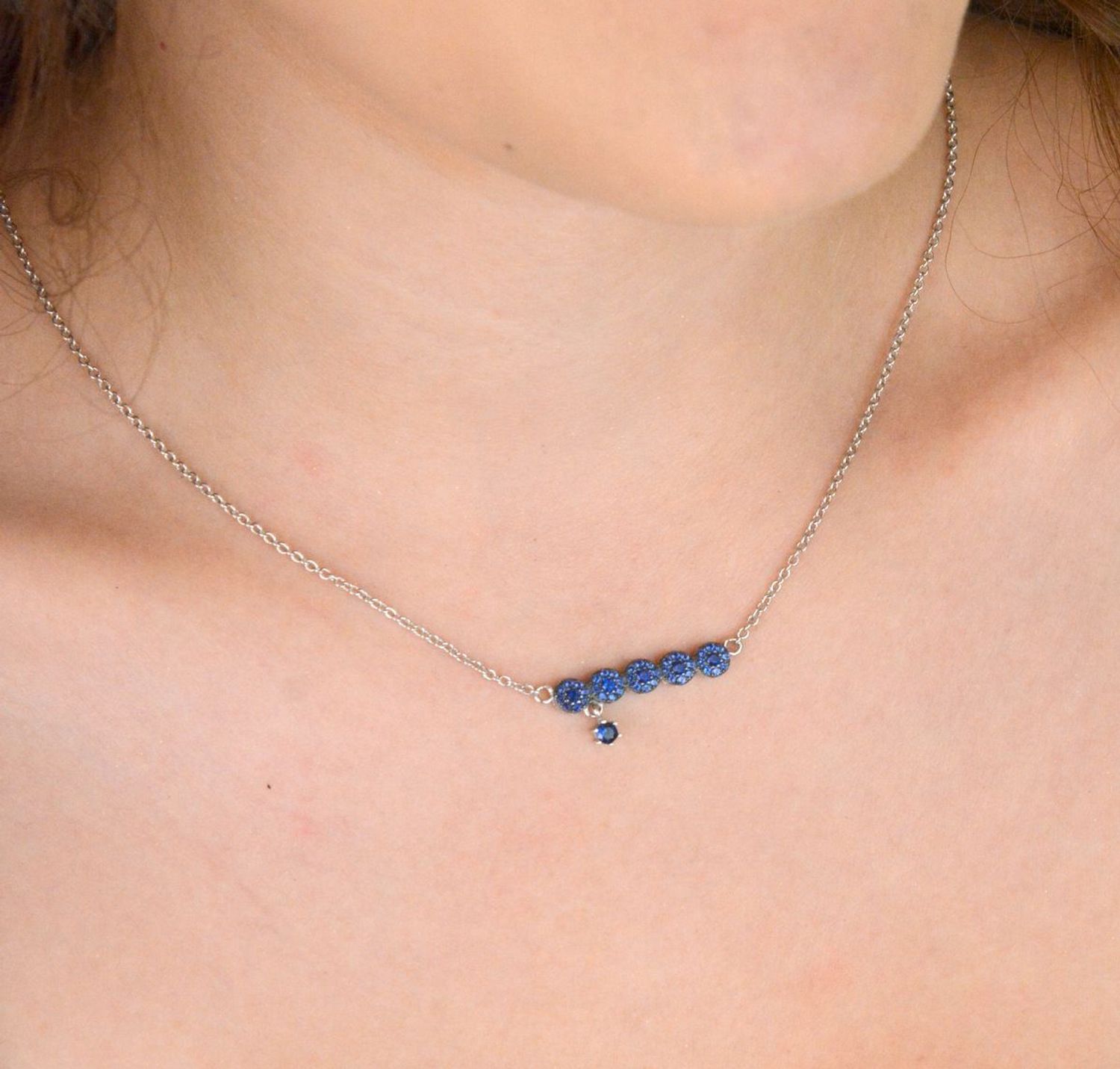 Naszyjnik srebrny próby 925 ozdobiony pięcioma kółeczkami z granatowymi cyrkoniami. Długość 40+5 cm. Stylowy, kobiecy i idealny na prezent.1.jpg