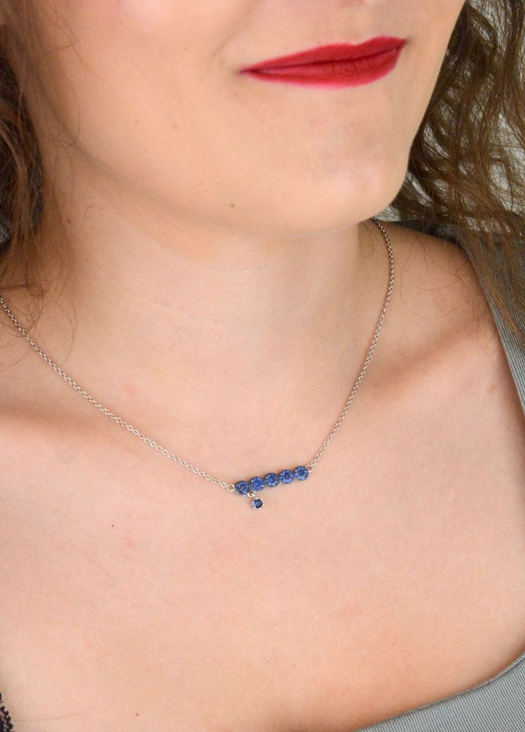 Naszyjnik srebrny próby 925 ozdobiony pięcioma kółeczkami z granatowymi cyrkoniami. Długość 40+5 cm. Stylowy, kobiecy i idealny na prezent.1.jpg