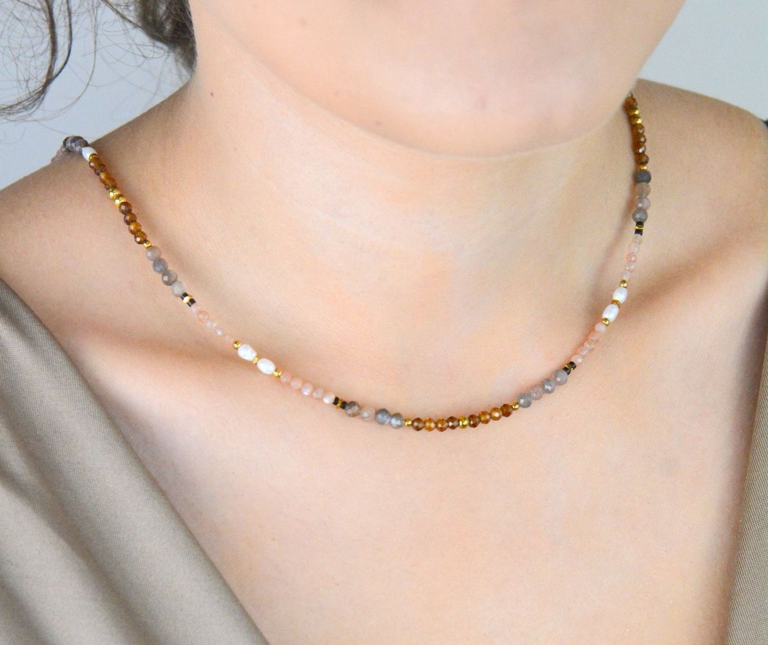 Naszyjnik pozłacany srebro 925 z perłą, kamieniem księżycowym i drawitem. Długość 43+2 cm, waga 7,10 g, zapięcie karabińczyk. Pełen symboliki i uroku.1.jpg