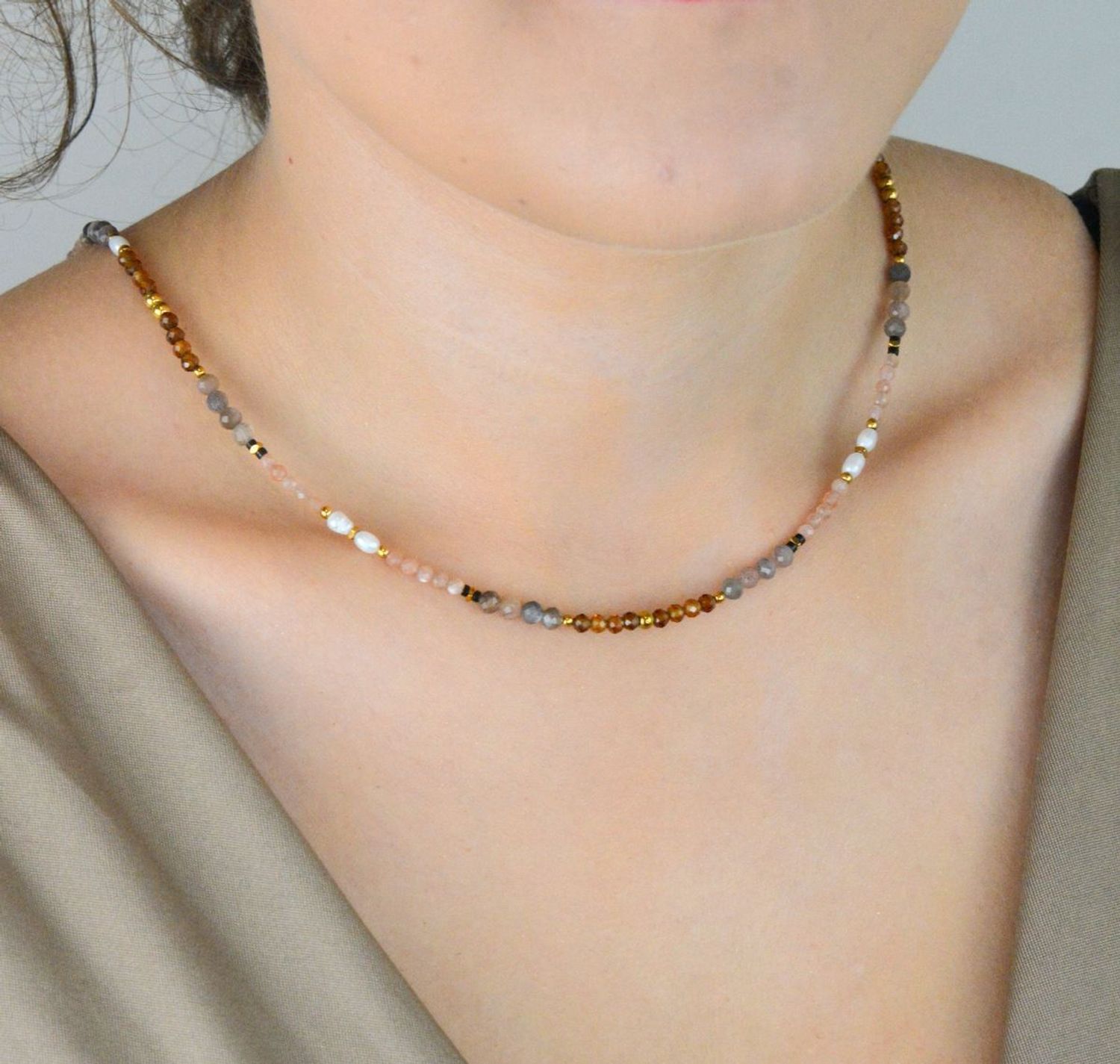 Naszyjnik pozłacany srebro 925 z perłą, kamieniem księżycowym i drawitem. Długość 43+2 cm, waga 7,10 g, zapięcie karabińczyk. Pełen symboliki i uroku.1.jpg