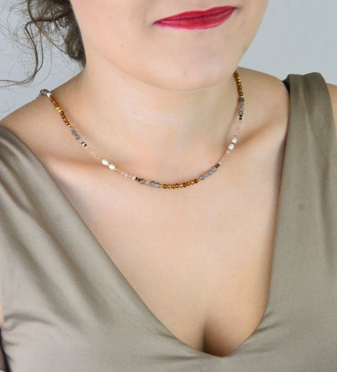 Naszyjnik pozłacany srebro 925 z perłą, kamieniem księżycowym i drawitem. Długość 43+2 cm, waga 7,10 g, zapięcie karabińczyk. Pełen symboliki i uroku.1.jpg