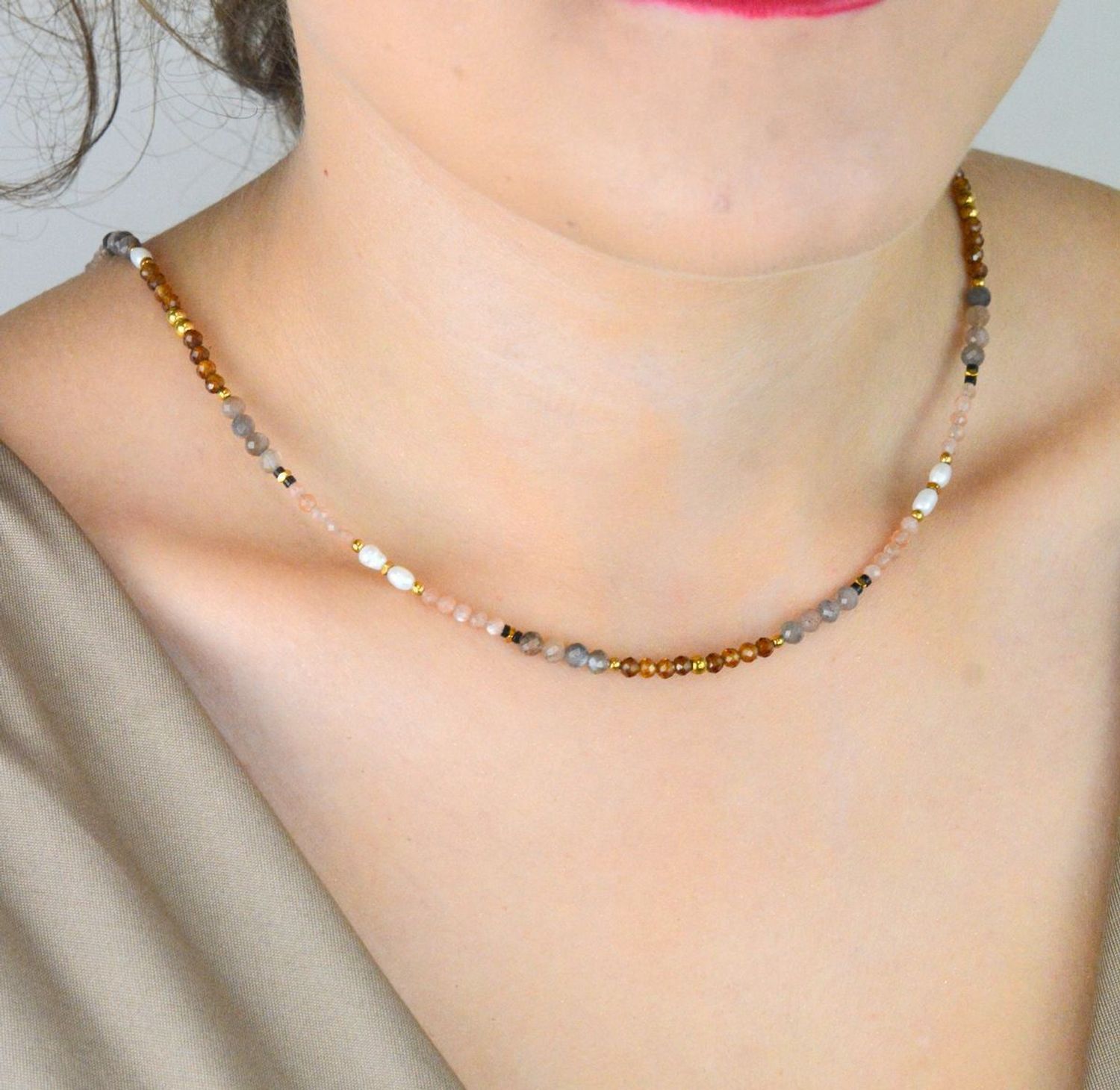 Naszyjnik pozłacany srebro 925 z perłą, kamieniem księżycowym i drawitem. Długość 43+2 cm, waga 7,10 g, zapięcie karabińczyk. Pełen symboliki i uroku.1.jpg