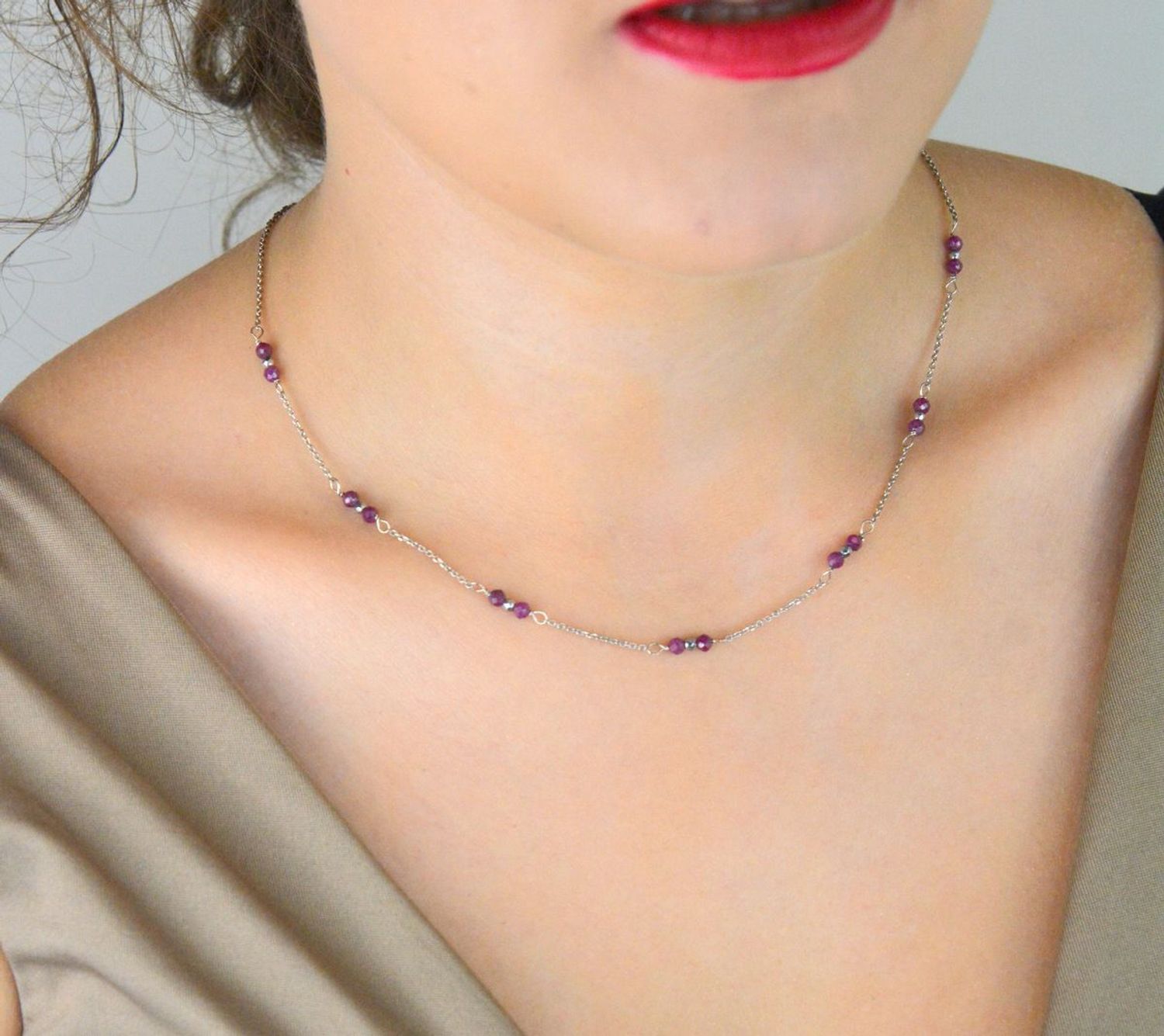 Naszyjnik damski ze srebra 925 z rubinem i hematytem. Długość 43+2 cm, waga 2,50 g, zapięcie karabińczyk. Elegancja i siła w jednym dodatku.1.jpg