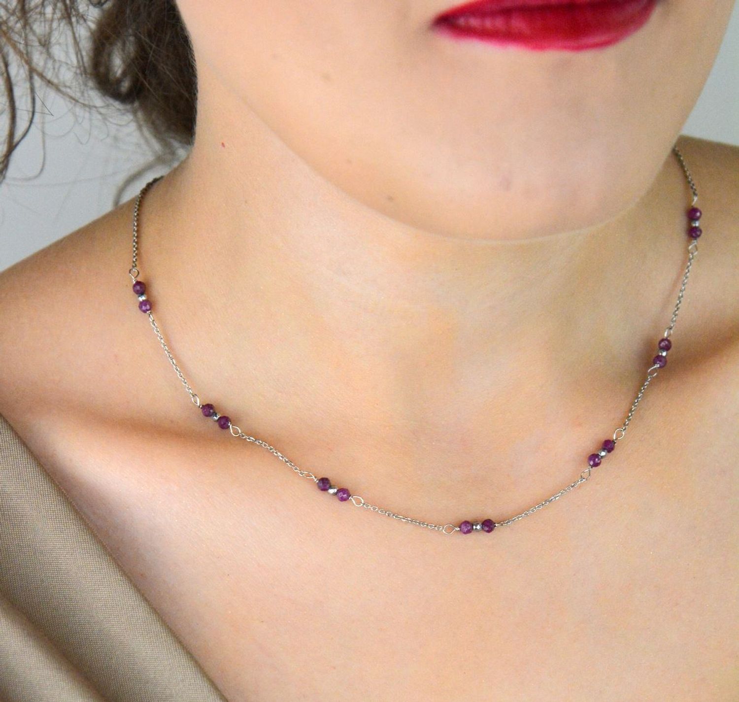 Naszyjnik damski ze srebra 925 z rubinem i hematytem. Długość 43+2 cm, waga 2,50 g, zapięcie karabińczyk. Elegancja i siła w jednym dodatku.1.jpg