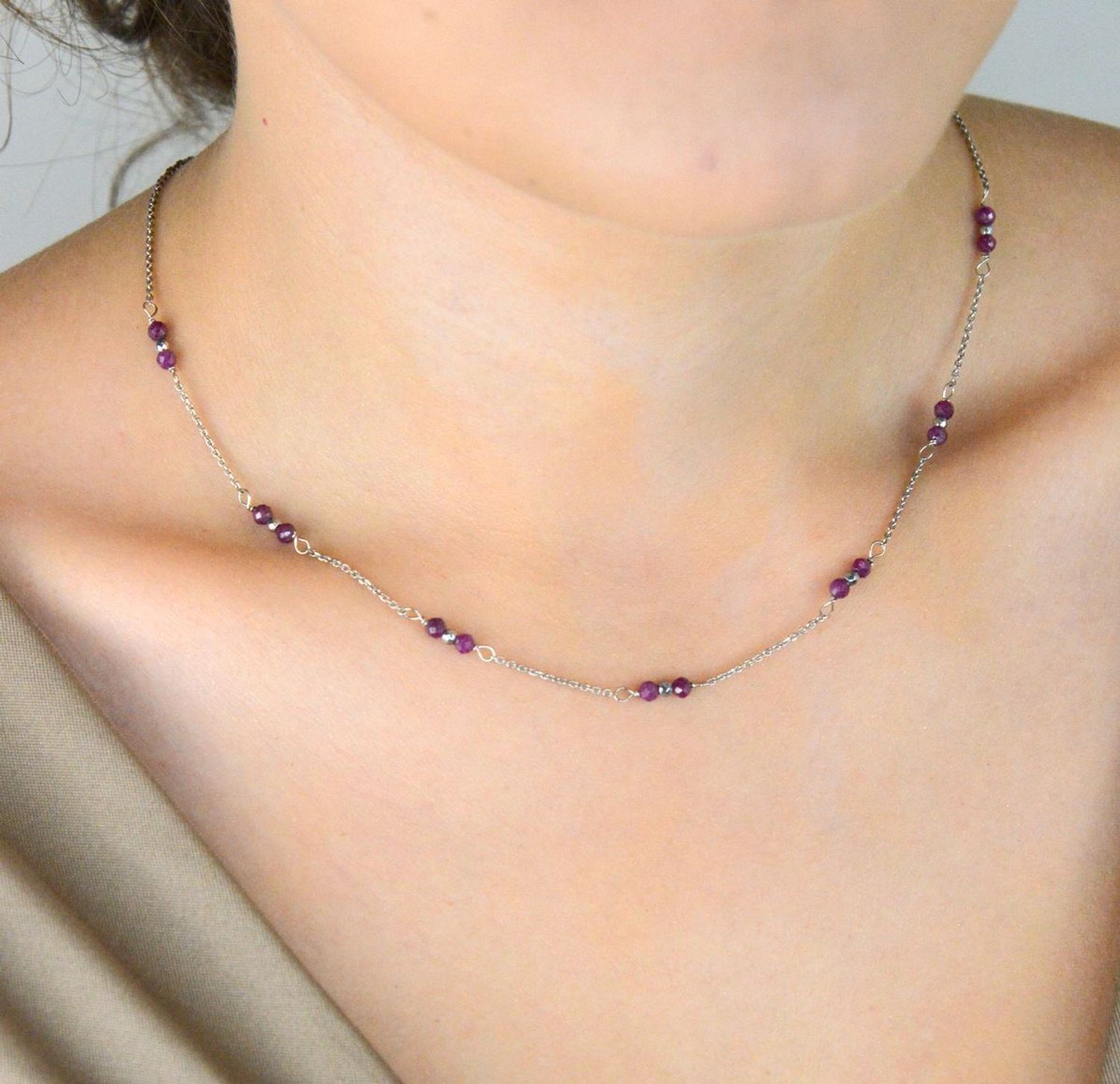 Naszyjnik damski ze srebra 925 z rubinem i hematytem. Długość 43+2 cm, waga 2,50 g, zapięcie karabińczyk. Elegancja i siła w jednym dodatku.1.jpg