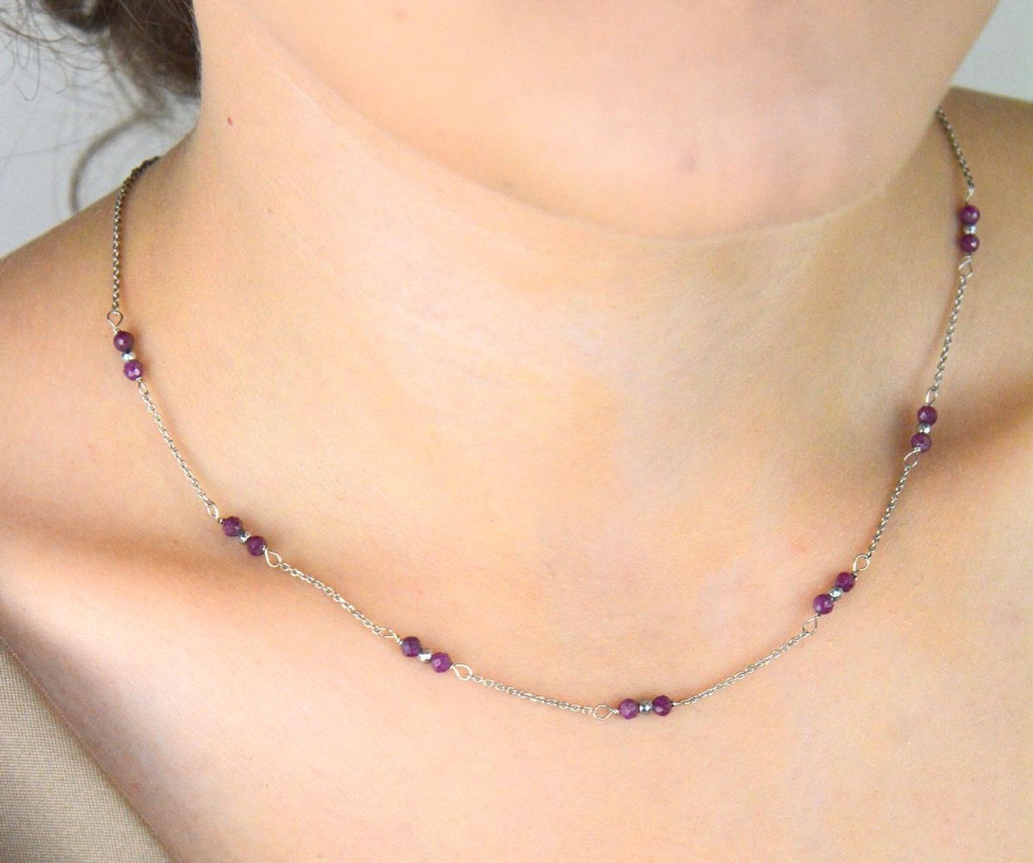 Naszyjnik damski ze srebra 925 z rubinem i hematytem. Długość 43+2 cm, waga 2,50 g, zapięcie karabińczyk. Elegancja i siła w jednym dodatku.1.jpg