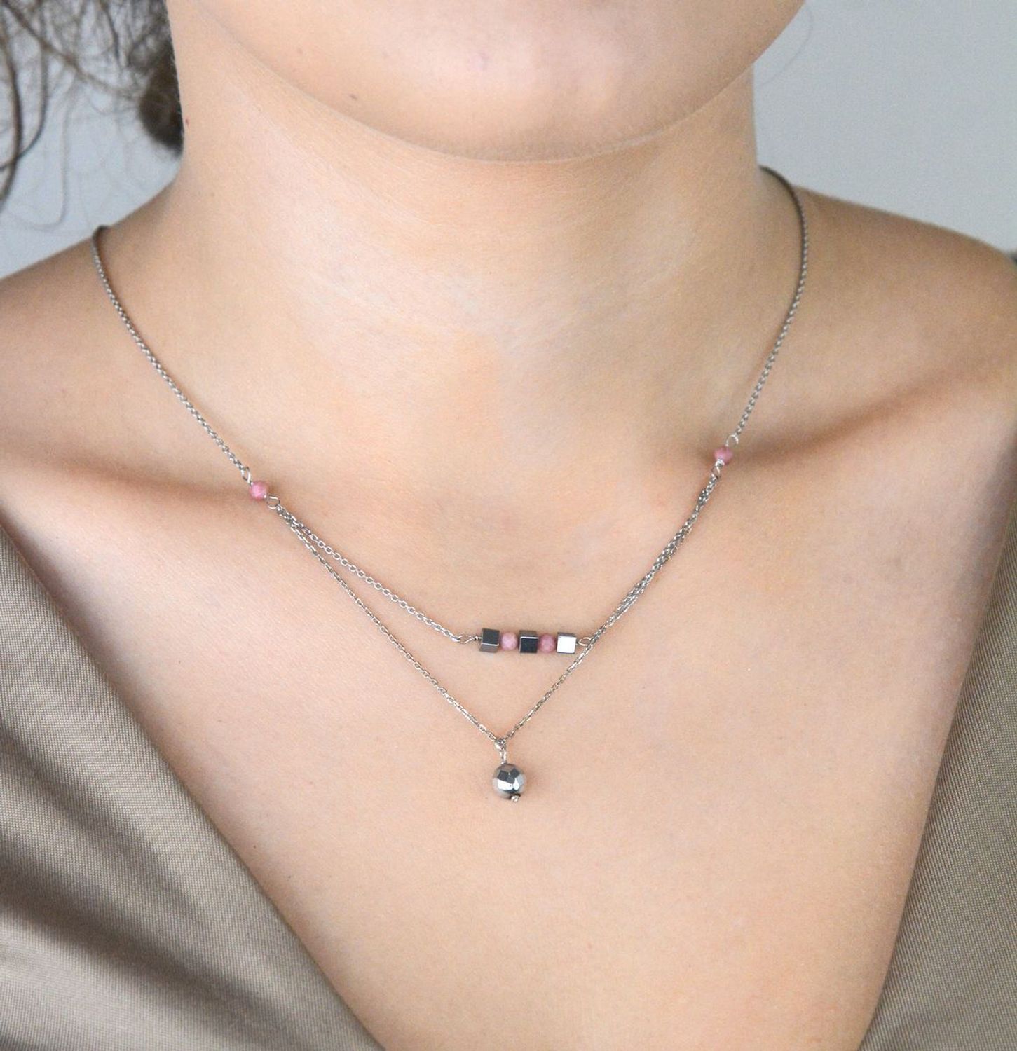 Naszyjnik srebrny 925 z naturalnym rodonitem i hematytem. Długość 43+2 cm, waga 3,20 g, zapięcie karabińczyk. Subtelny, kobiecy i elegancki.1.jpg