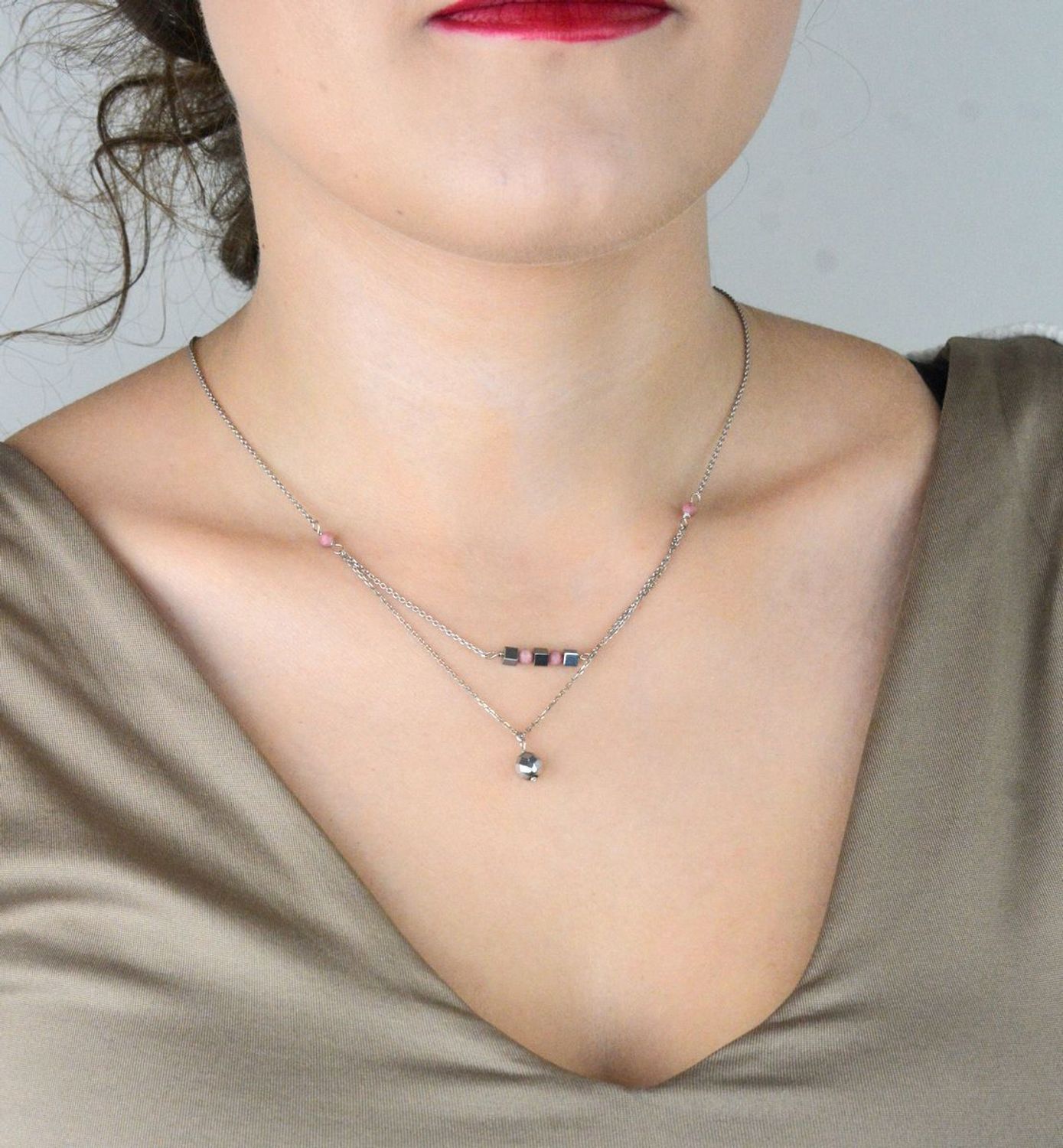 Naszyjnik srebrny 925 z naturalnym rodonitem i hematytem. Długość 43+2 cm, waga 3,20 g, zapięcie karabińczyk. Subtelny, kobiecy i elegancki.1.jpg