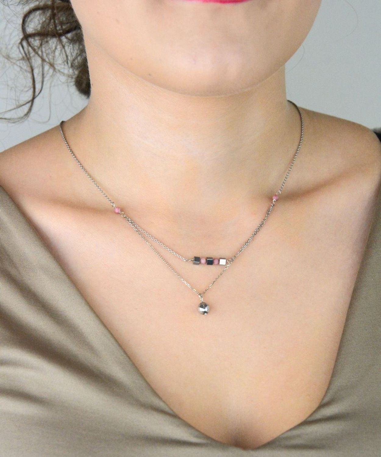 Naszyjnik srebrny 925 z naturalnym rodonitem i hematytem. Długość 43+2 cm, waga 3,20 g, zapięcie karabińczyk. Subtelny, kobiecy i elegancki.1.jpg