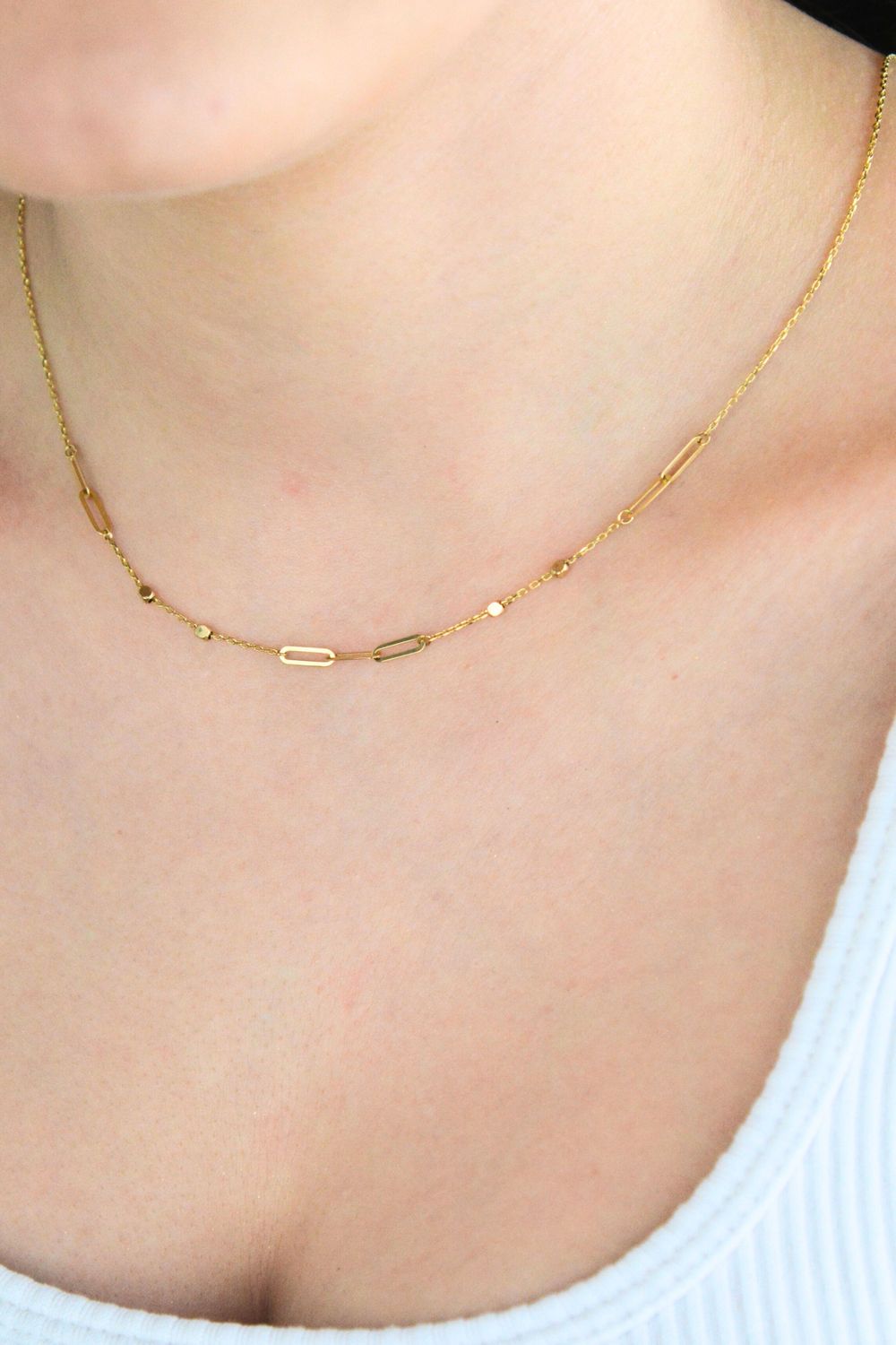 Złoty naszyjnik celebrytka z ozdobnymi ognikami i kuleczkami.jpg