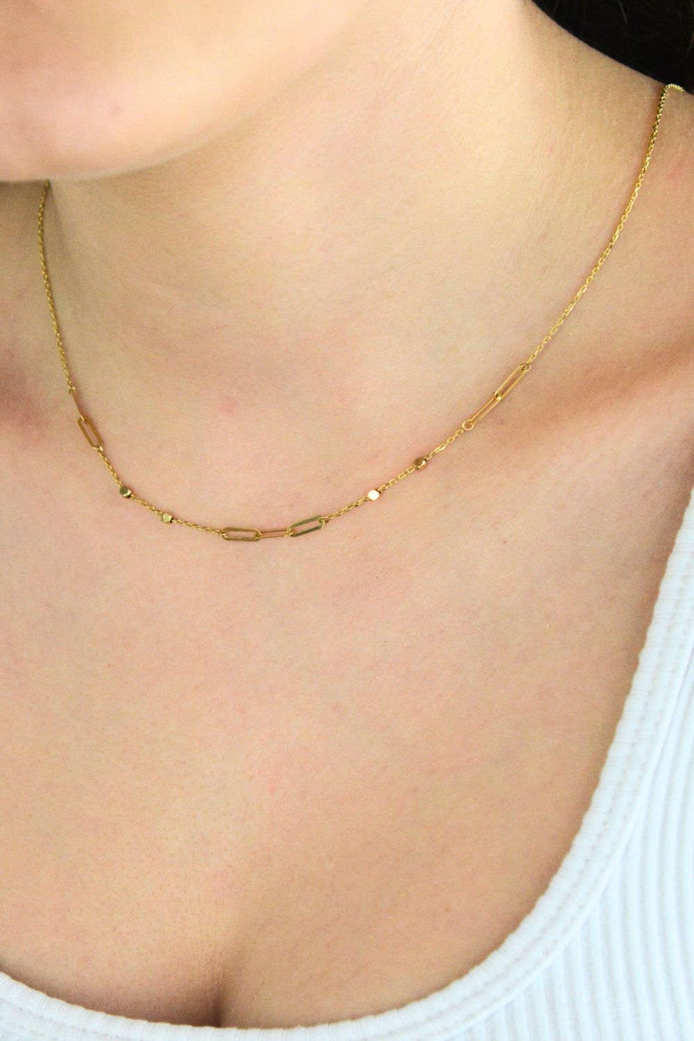 Złoty naszyjnik celebrytka z ozdobnymi ognikami i kuleczkami.jpg