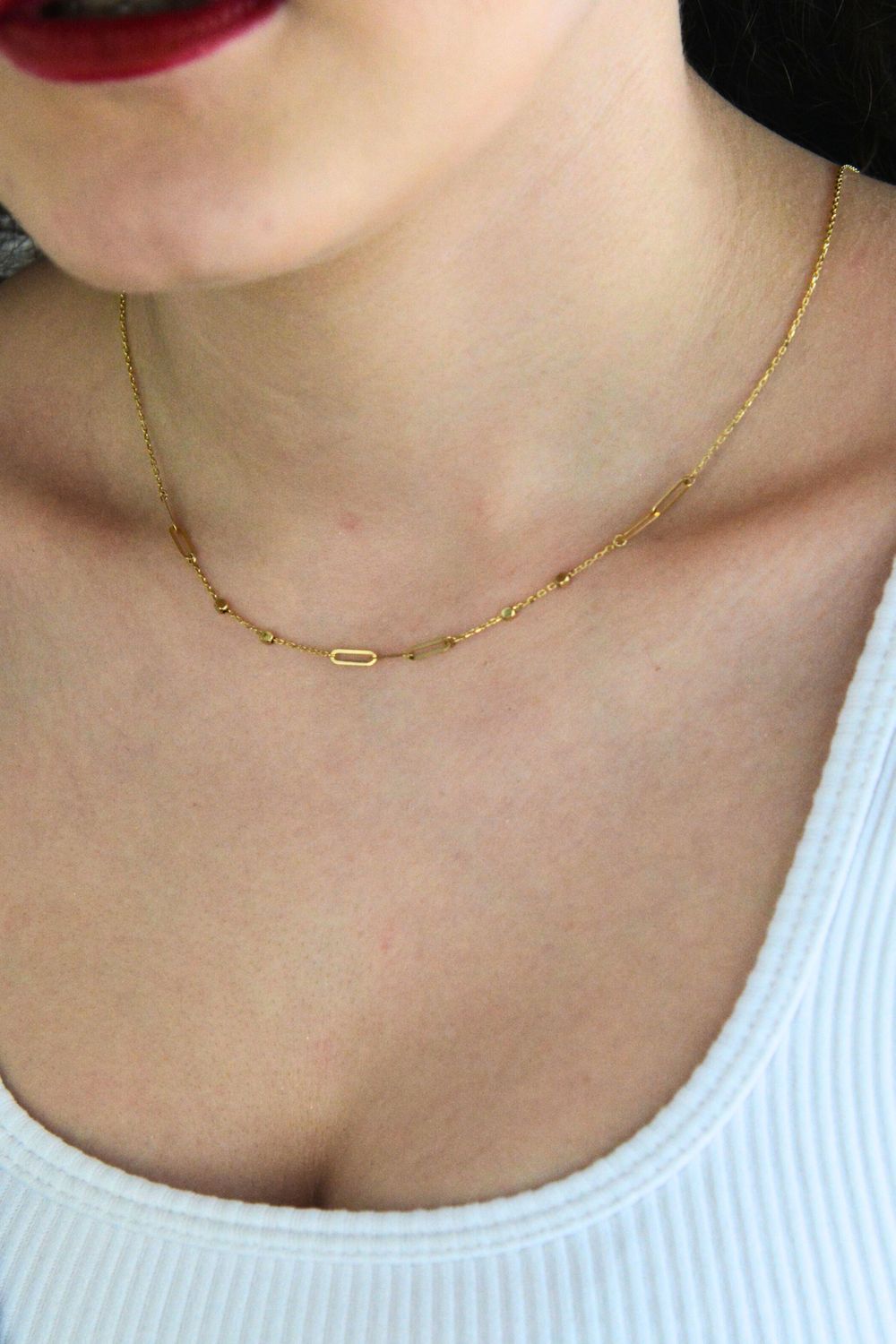 Złoty naszyjnik celebrytka z ozdobnymi ognikami i kuleczkami.jpg