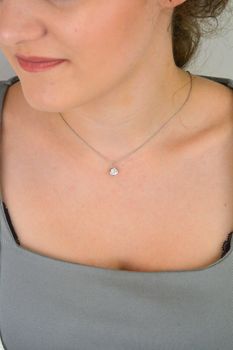 Delikatny naszyjnik damski wykonany ze srebra próby 925, z ozdobną okrągłą zawieszką z białą cyrkoni (3).JPG
