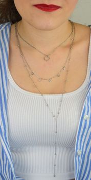 Elegancki naszyjnik damski srebrny próby 925, model DIA-NSZ-13672-925. Potrójne łańcuszki zdobione kuleczkami, długości 40 cm, 45 cm i 60 cm, zapięcie na karabińczyk (3).JPG