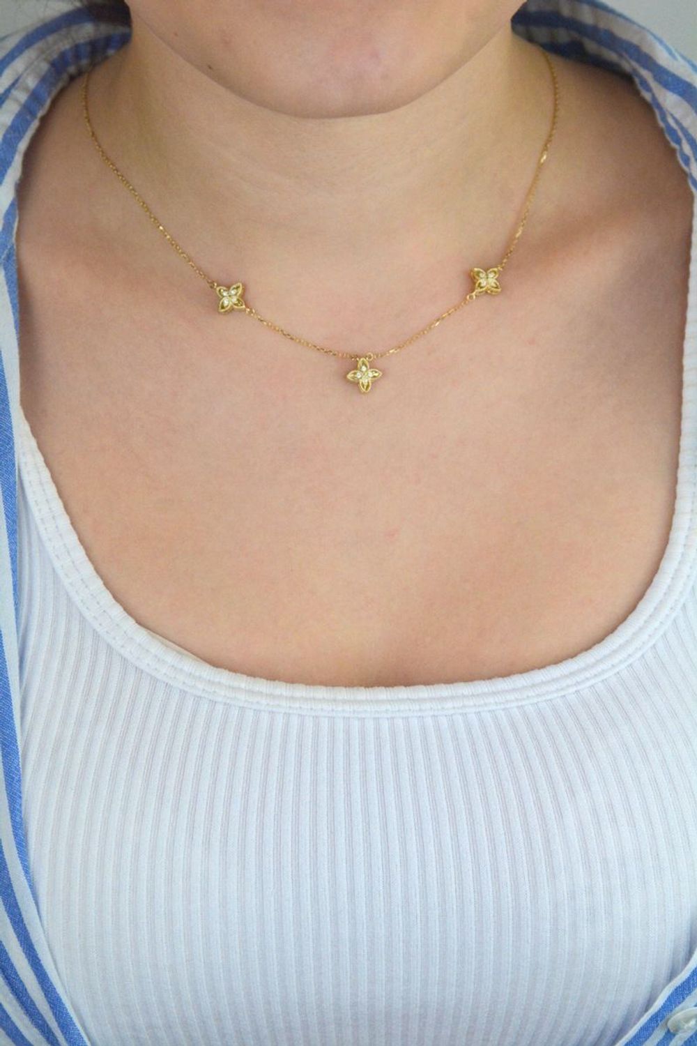 Delikatny naszyjnik damski ze złota próby 585, model DIA-NSZ-13781-585. Zdobiony trzema kwiatkami z cyrkoniami, długość 42 + 3 cm, waga 3,45 g, zapięcie na karabińczyk. Idealna biżuteria 1.jpg