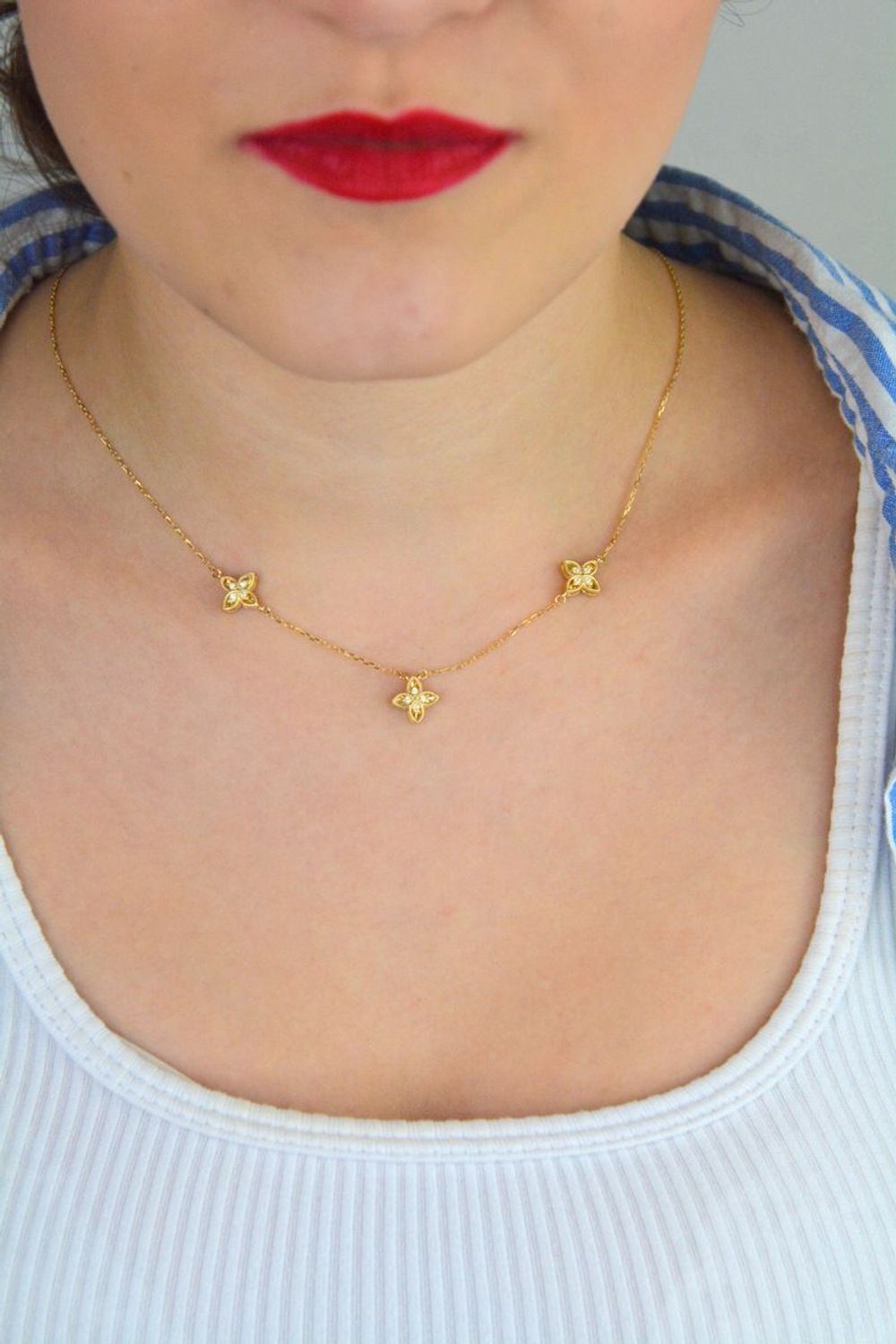 Delikatny naszyjnik damski ze złota próby 585, model DIA-NSZ-13781-585. Zdobiony trzema kwiatkami z cyrkoniami, długość 42 + 3 cm, waga 3,45 g, zapięcie na karabińczyk. Idealna biżuteria 1.jpg