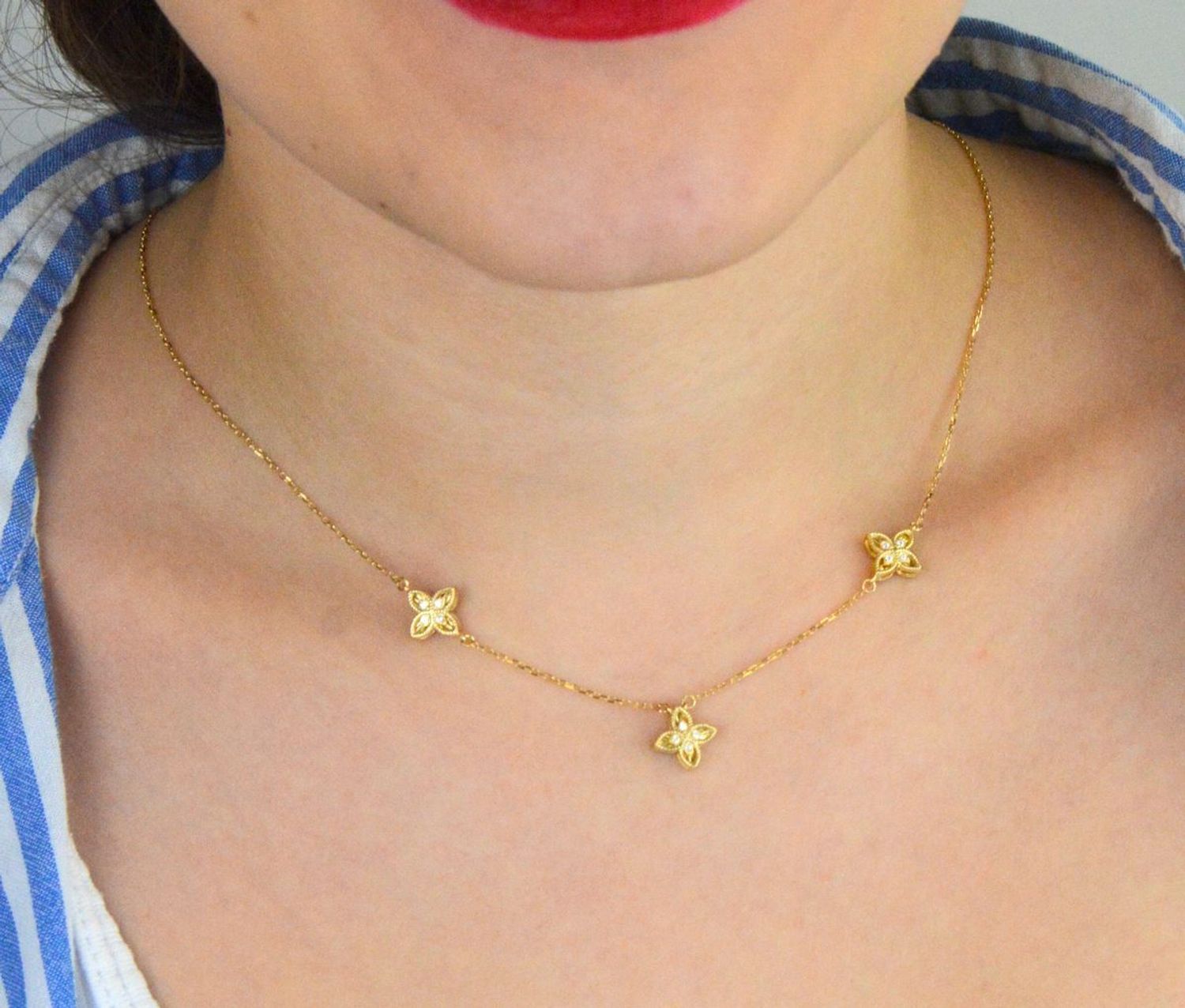 Delikatny naszyjnik damski ze złota próby 585, model DIA-NSZ-13781-585. Zdobiony trzema kwiatkami z cyrkoniami, długość 42 + 3 cm, waga 3,45 g, zapięcie na karabińczyk. Idealna biżuteria 1.jpg