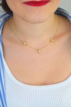 Delikatny naszyjnik damski ze złota próby 585, model DIA-NSZ-13781-585. Zdobiony trzema kwiatkami z cyrkoniami, długość 42 + 3 cm, waga 3,45 g, zapięcie na karabińczyk. Idealna biżuteria na prezent i na co dzień (1).JPG