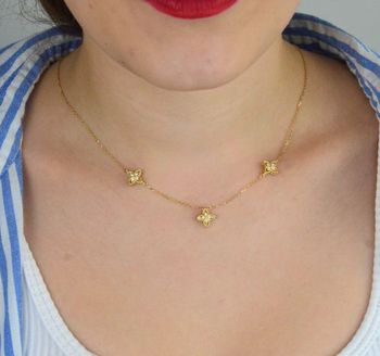 Delikatny naszyjnik damski ze złota próby 585, model DIA-NSZ-13781-585. Zdobiony trzema kwiatkami z cyrkoniami, długość 42 + 3 cm, waga 3,45 g, zapięcie na karabińczyk. Idealna biżuteria na prezent i na co dzień (2).JPG