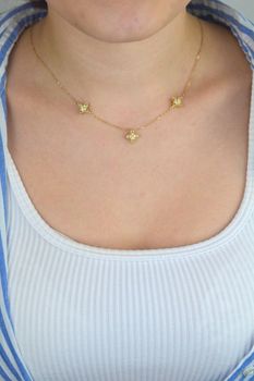 Delikatny naszyjnik damski ze złota próby 585, model DIA-NSZ-13781-585. Zdobiony trzema kwiatkami z cyrkoniami, długość 42 + 3 cm, waga 3,45 g, zapięcie na karabińczyk. Idealna biżuteria na prezent i na co dzień (3).JPG