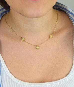 Delikatny naszyjnik damski ze złota próby 585, model DIA-NSZ-13781-585. Zdobiony trzema kwiatkami z cyrkoniami, długość 42 + 3 cm, waga 3,45 g, zapięcie na karabińczyk. Idealna biżuteria na prezent i na co dzień (6).JPG