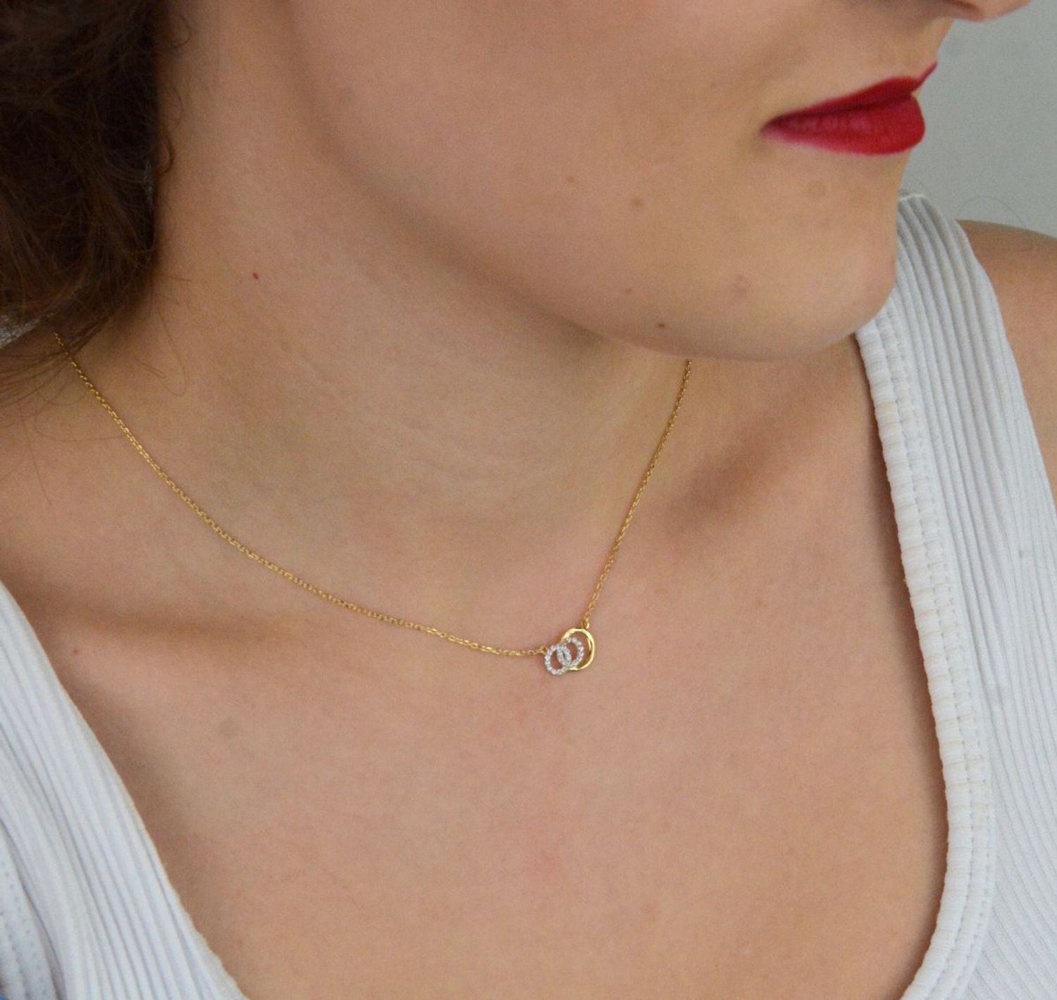 Delikatny naszyjnik damski ze złota próby 585, model DIA-NSZ-13783-585. Zdobiony małymi owalnymi zawieszkami w cyrkonie, długość 42 + 3 cm, waga 1,70 g, zapięcie na karabińczyk. Elegancka 1.jpg