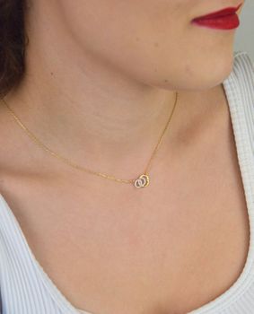 Delikatny naszyjnik damski ze złota próby 585, model DIA-NSZ-13783-585. Zdobiony małymi owalnymi zawieszkami w cyrkonie, długość 42 + 3 cm, waga 1,70 g, zapięcie na karabińczyk. Elegancka biżuteria na prezent i na co d (3).JPG