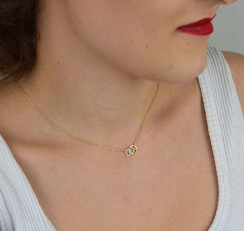 Delikatny naszyjnik damski ze złota próby 585, model DIA-NSZ-13783-585. Zdobiony małymi owalnymi zawieszkami w cyrkonie, długość 42 + 3 cm, waga 1,70 g, zapięcie na karabińczyk. Elegancka biżuteria na prezent i na co d (4).JPG
