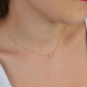 Delikatny naszyjnik damski ze złota próby 585, model DIA-NSZ-13783-585. Zdobiony małymi owalnymi zawieszkami w cyrkonie, długość 42 + 3 cm, waga 1,70 g, zapięcie na karabińczyk. Elegancka biżuteria na prezent i na co d (5).JPG