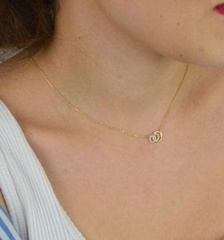 Delikatny naszyjnik damski ze złota próby 585, model DIA-NSZ-13783-585. Zdobiony małymi owalnymi zawieszkami w cyrkonie, długość 42 + 3 cm, waga 1,70 g, zapięcie na karabińczyk. Elegancka biżuteria na prezent i na co d (6).JPG