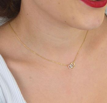 Delikatny naszyjnik damski ze złota próby 585, model DIA-NSZ-13783-585. Zdobiony małymi owalnymi zawieszkami w cyrkonie, długość 42 + 3 cm, waga 1,70 g, zapięcie na karabińczyk. Elegancka biżuteria na prezent i na co d.JPG