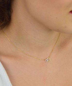 Delikatny naszyjnik damski ze złota próby 585, model DIA-NSZ-13783-585. Zdobiony małymi owalnymi zawieszkami w cyrkonie, długość 42 + 3 cm, waga 1,70 g, zapięcie na karabińczyk. Elegancka biżuteria na prezent i na co dzi (1).JPG