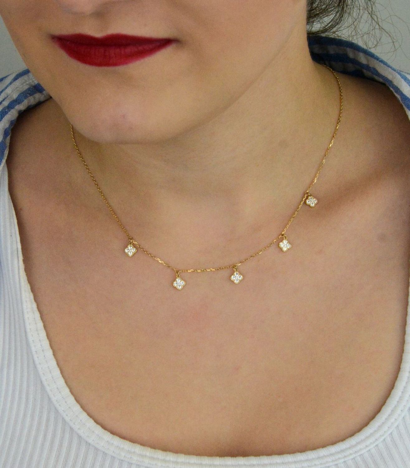 Delikatny naszyjnik damski ze złota próby 585, model DIA-NSZ-13784-585. Wiszące koniczynki z białymi cyrkoniami, długość 42 + 3 cm, waga 2,24 g, zapięcie na karabińczyk1.jpg