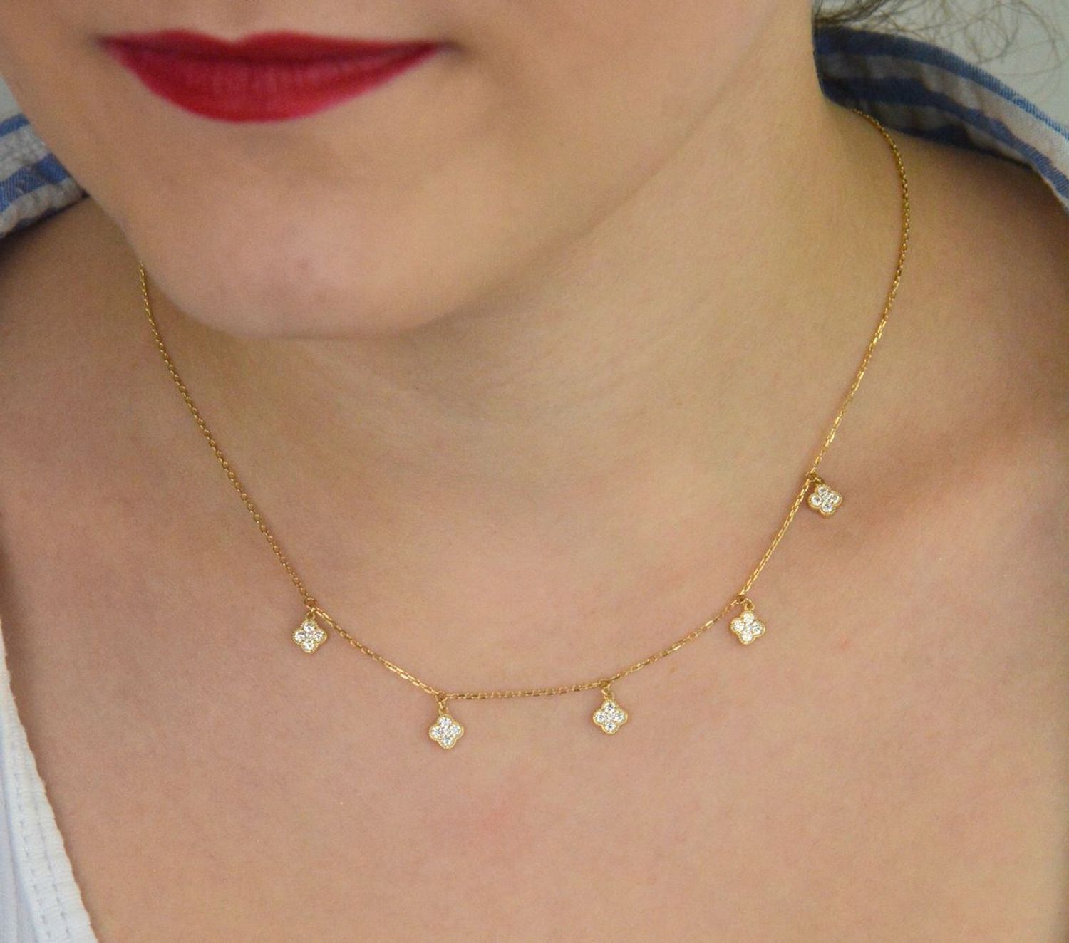 Delikatny naszyjnik damski ze złota próby 585, model DIA-NSZ-13784-585. Wiszące koniczynki z białymi cyrkoniami, długość 42 + 3 cm, waga 2,24 g, zapięcie na karabińczyk1.jpg