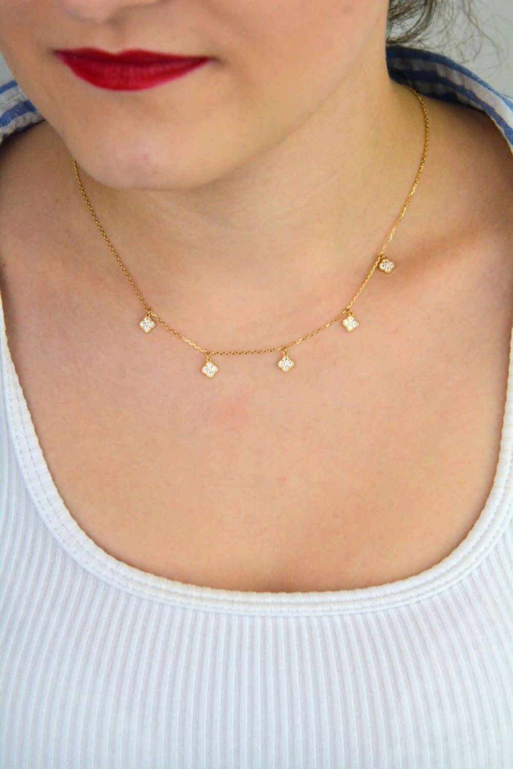 Delikatny naszyjnik damski ze złota próby 585, model DIA-NSZ-13784-585. Wiszące koniczynki z białymi cyrkoniami, długość 42 + 3 cm, waga 2,24 g, zapięcie na karabińczyk1.jpg