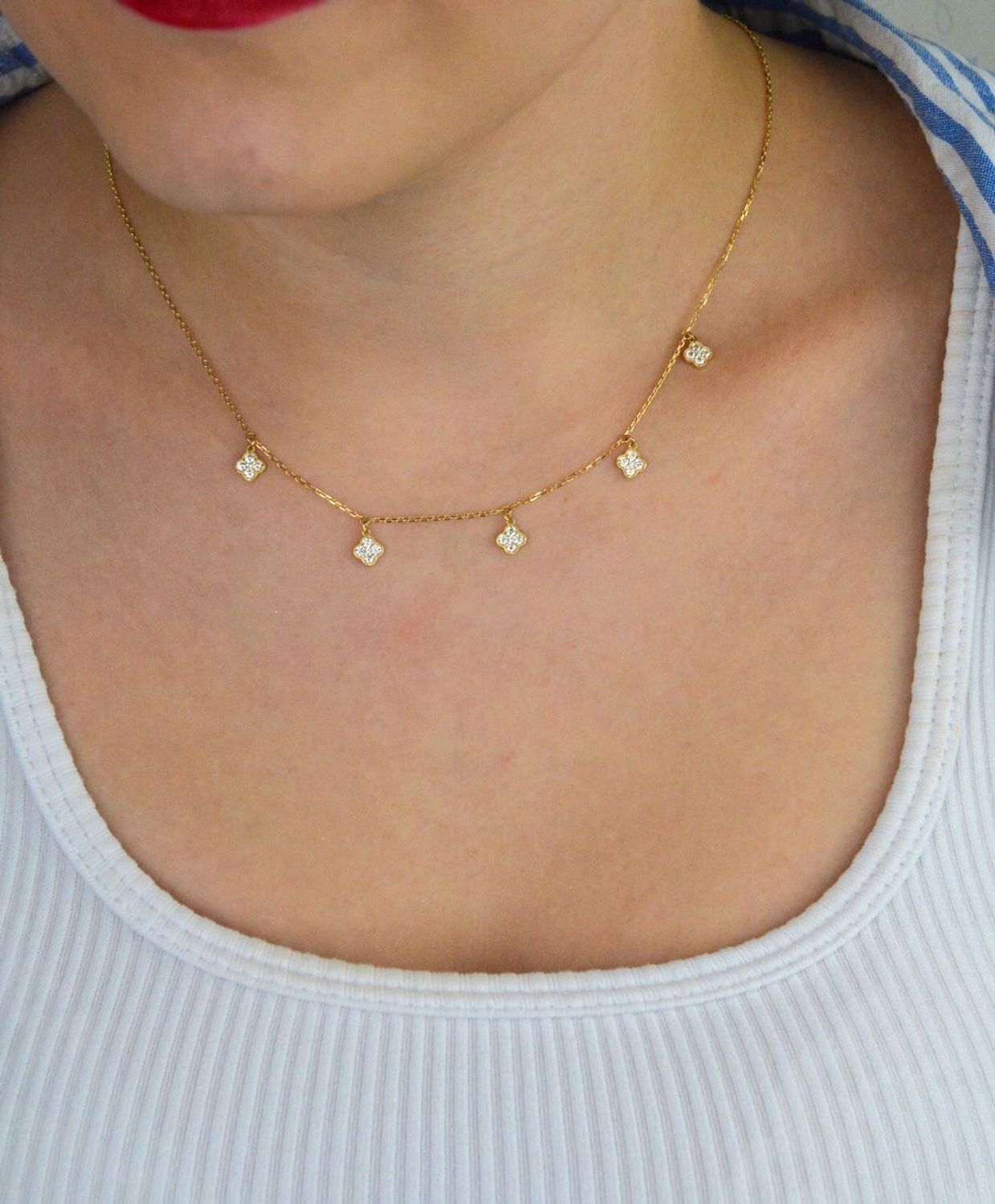 Delikatny naszyjnik damski ze złota próby 585, model DIA-NSZ-13784-585. Wiszące koniczynki z białymi cyrkoniami, długość 42 + 3 cm, waga 2,24 g, zapięcie na karabińczyk1.jpg