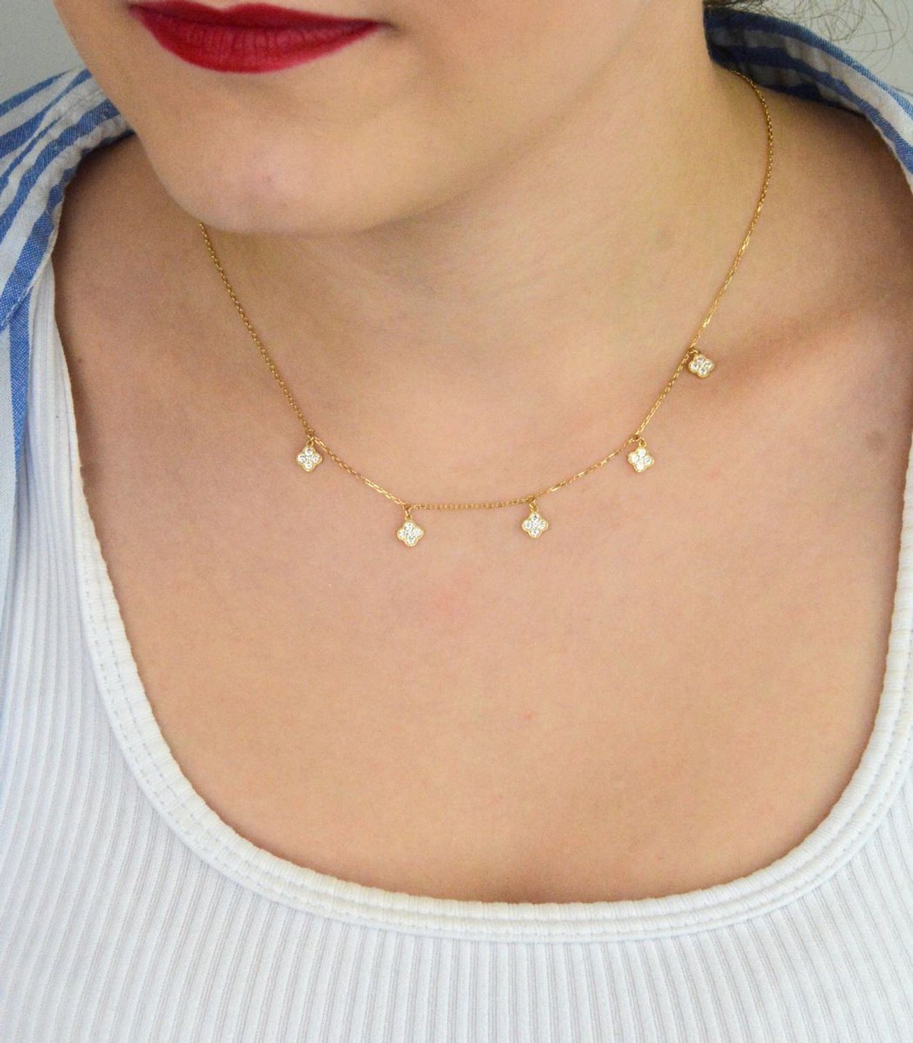 Delikatny naszyjnik damski ze złota próby 585, model DIA-NSZ-13784-585. Wiszące koniczynki z białymi cyrkoniami, długość 42 + 3 cm, waga 2,24 g, zapięcie na karabińczyk1.jpg