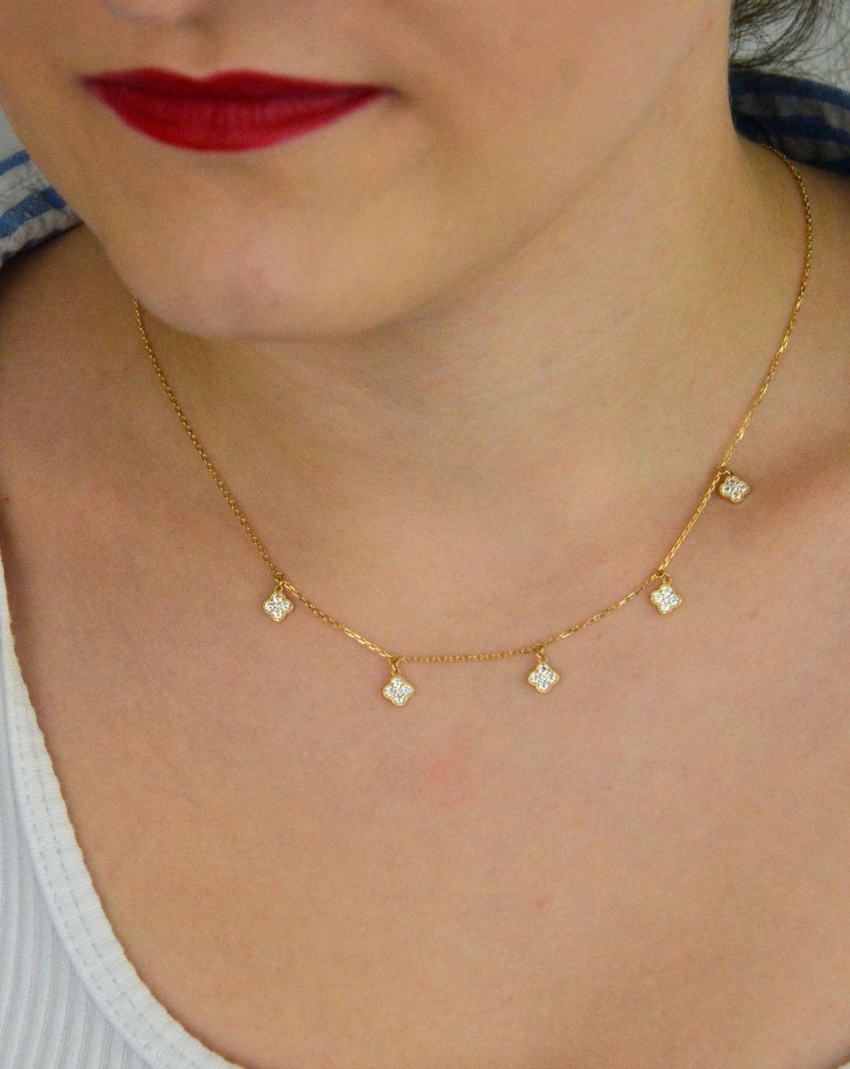 Delikatny naszyjnik damski ze złota próby 585, model DIA-NSZ-13784-585. Wiszące koniczynki z białymi cyrkoniami, długość 42 + 3 cm, waga 2,24 g, zapięcie na karabińczyk1.jpg