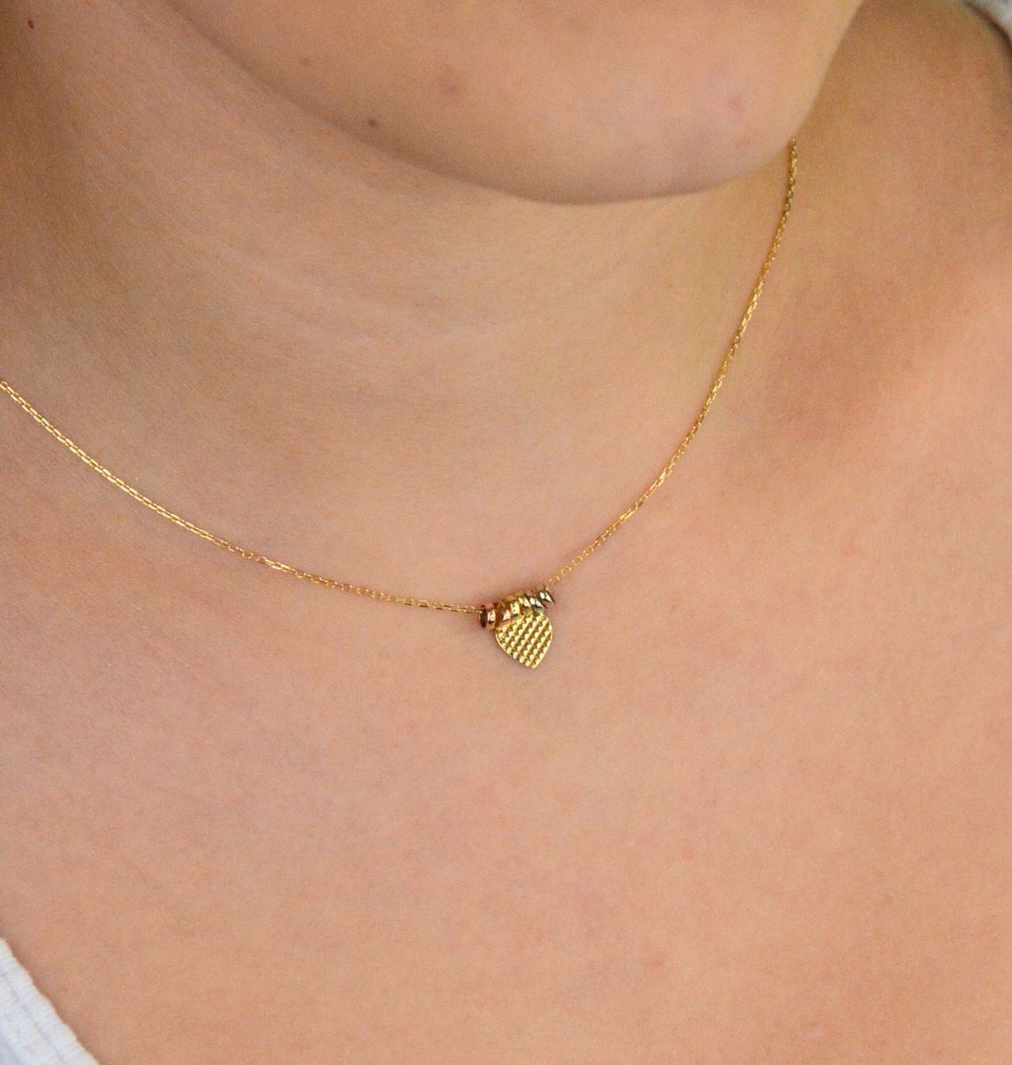 Subtelny naszyjnik damski ze złota próby 585, model DIA-NSZ-13785-585. Zdobiony serduszkiem i małymi kółeczkami, długość 42 + 3 cm, waga 1,66 g, zapięcie na karabińczyk. Idealna biżuteria 1.jpg