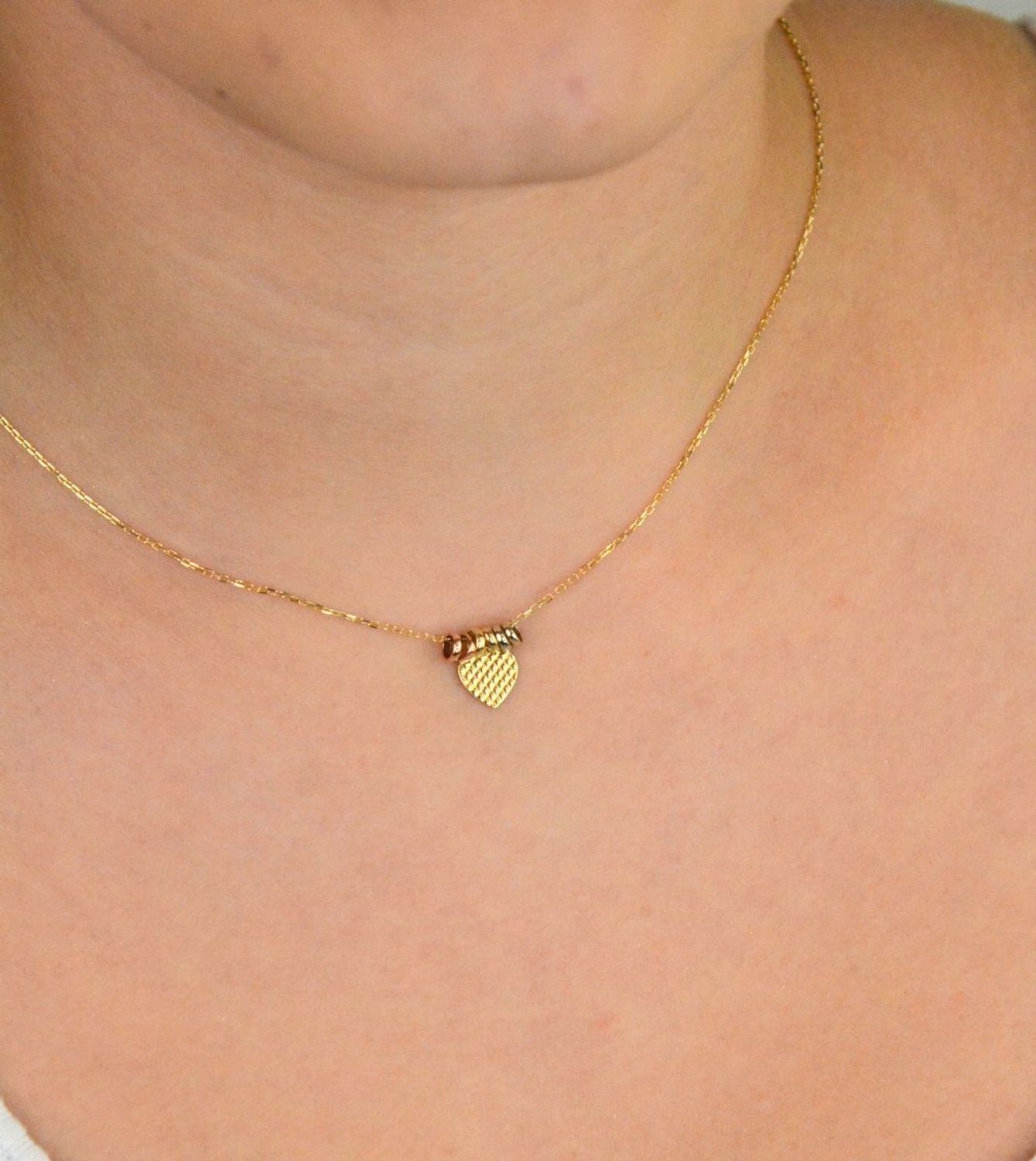 Subtelny naszyjnik damski ze złota próby 585, model DIA-NSZ-13785-585. Zdobiony serduszkiem i małymi kółeczkami, długość 42 + 3 cm, waga 1,66 g, zapięcie na karabińczyk. Idealna biżuteria 1.jpg