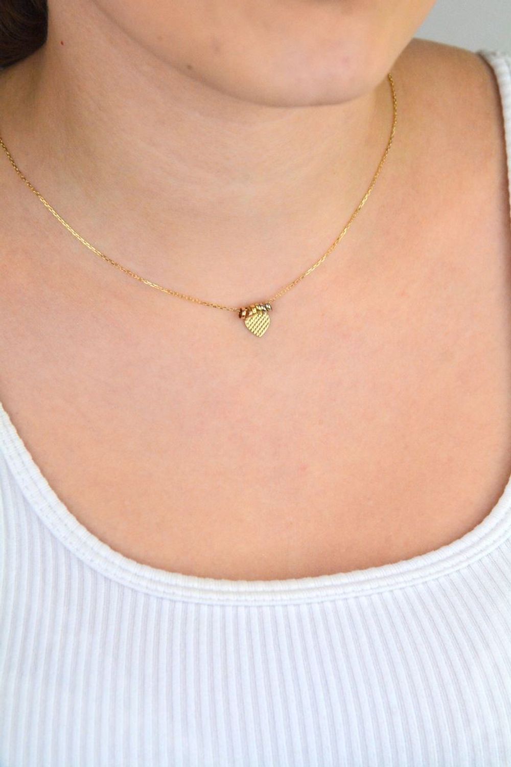 Subtelny naszyjnik damski ze złota próby 585, model DIA-NSZ-13785-585. Zdobiony serduszkiem i małymi kółeczkami, długość 42 + 3 cm, waga 1,66 g, zapięcie na karabińczyk. Idealna biżuteria 1.jpg