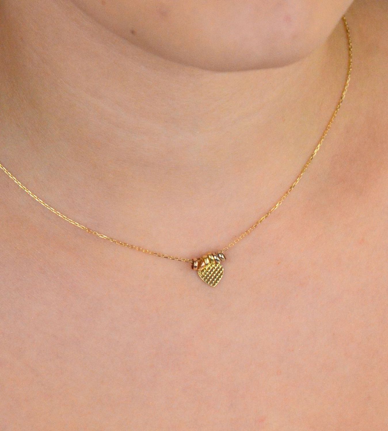 Subtelny naszyjnik damski ze złota próby 585, model DIA-NSZ-13785-585. Zdobiony serduszkiem i małymi kółeczkami, długość 42 + 3 cm, waga 1,66 g, zapięcie na karabińczyk. Idealna biżuteria 1.jpg