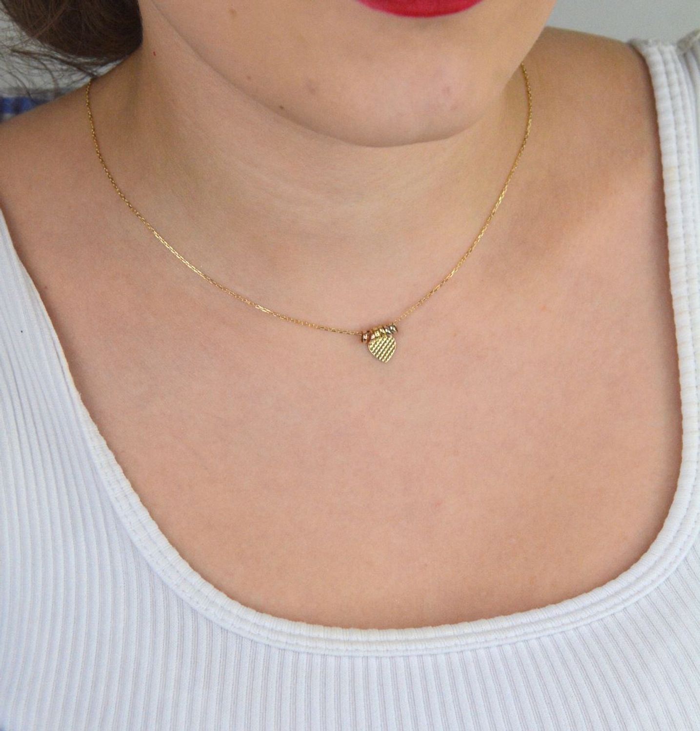 Subtelny naszyjnik damski ze złota próby 585, model DIA-NSZ-13785-585. Zdobiony serduszkiem i małymi kółeczkami, długość 42 + 3 cm, waga 1,66 g, zapięcie na karabińczyk. Idealna biżuteria 1.jpg