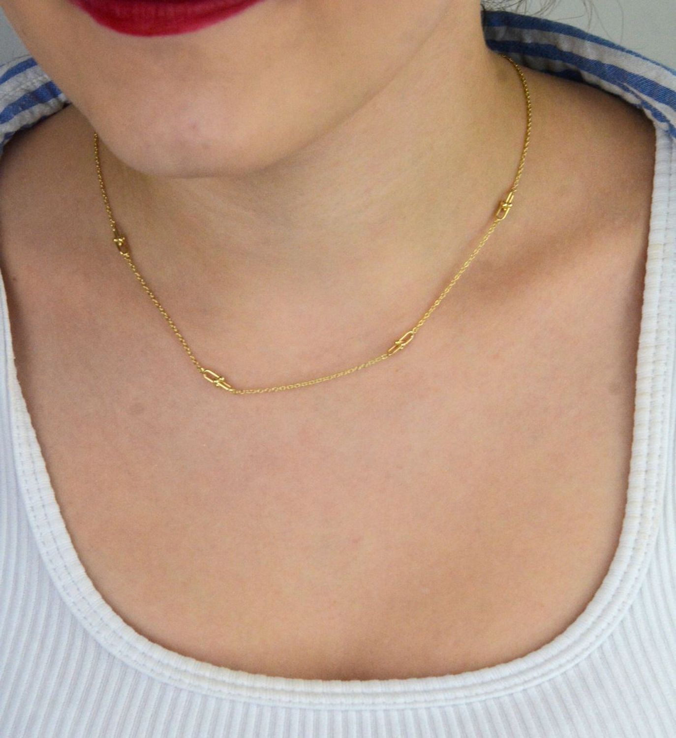 Naszyjnik damski ze złota próby 585, model DIA-NSZ-13786-585. Zdobiony elementami ozdobnymi na wzór Cartier, długość 42 + 3 cm, waga 2,72 g, zapięcie na karabińczyk. Elegancka biżuteria 1.jpg